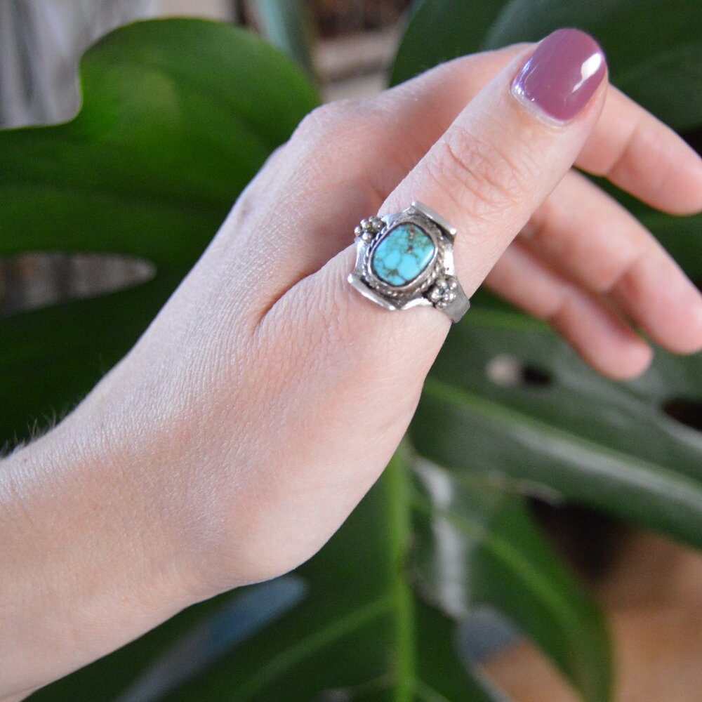 Vintage Navajo Sterling Silver and Turquoise Ring, Size 7 - Picture 2 of 8